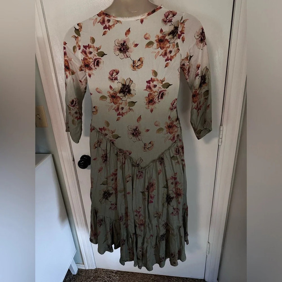 Gimmicks Floral Top high low cut Blouse in Cream Olive  XS BKE size #1283 - Picture 7 of 9